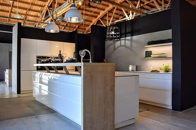 Pasadena kitchen showroom display. Island counter with glossy white finish and light wood counter top.